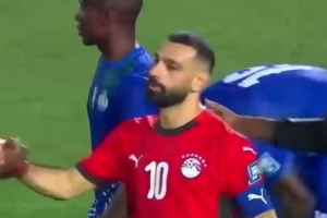 追星！塞拉利昂教练和球员赛后找萨拉赫合影