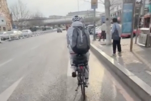 亚泰球迷席瑞璞和凌冰已经骑行到大连市区